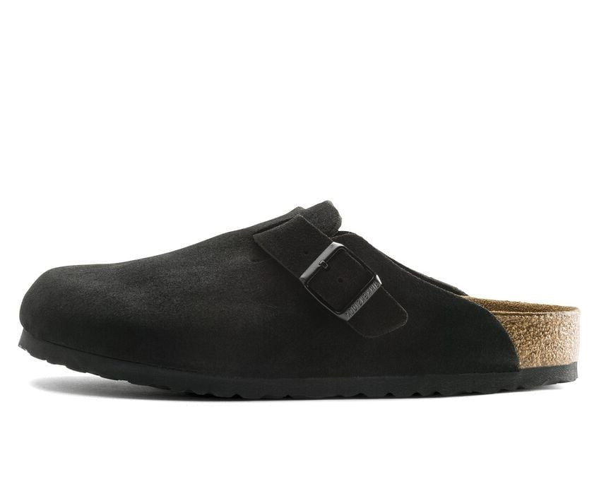 Birkenstock Boston Soft Footbed Suede Black – oldalnézet, fekete velúr felsőrész és állítható csatos pánt.