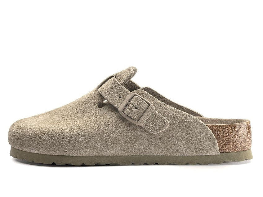 Birkenstock Boston Soft Footbed Suede Faded Khaki – oldalnézet, khaki velúr felsőrész.