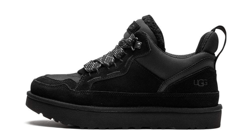 UGG Lowmel Black – oldalnézet, fekete velúr és hálós felsőrész