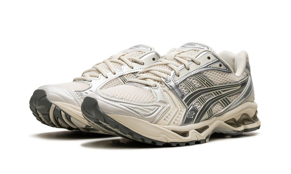 ASICS GEL-KAYANO 14 Birch Dark Pewter – elölnézet, toe rész és fűzőpanel