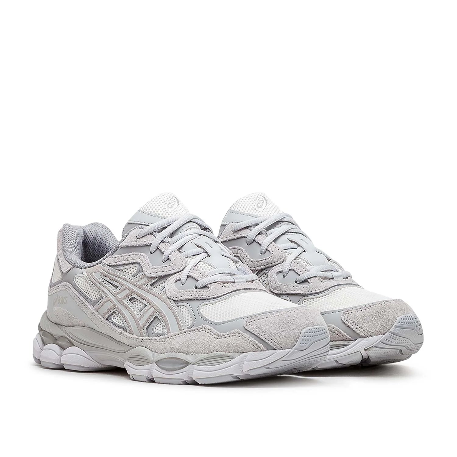 ASICS GEL-NYC Cream Cloud Grey – elölnézet, krémszínű orr-rész és fűzők.
