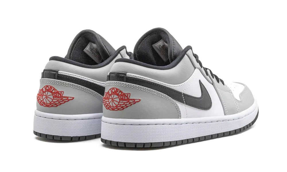 Air Jordan 1 Low Light Smoke Grey – hátulnézet, szürke sarokrész és fekete bélés