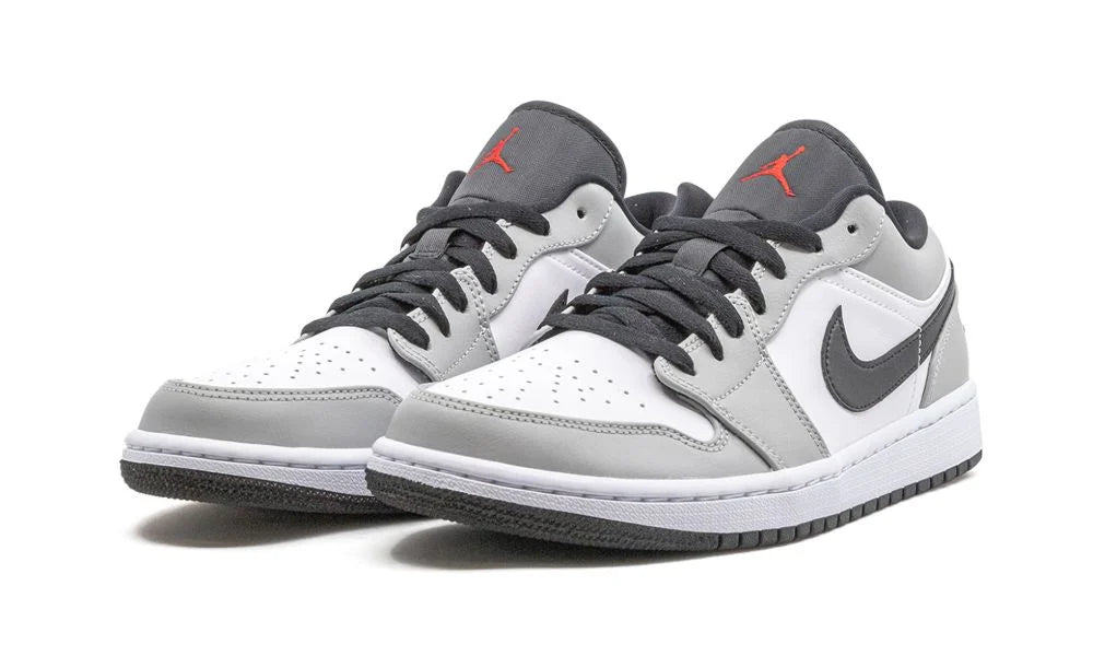 Air Jordan 1 Low Light Smoke Grey – elölnézet, fekete Swoosh és fehér alap