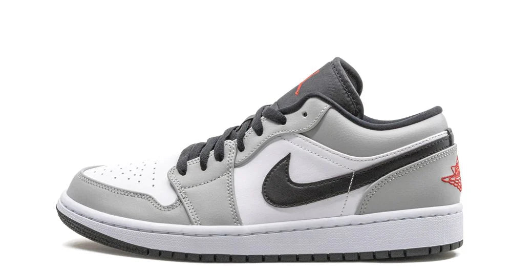 Air Jordan 1 Low Light Smoke Grey – oldalnézet, fehér bőr és szürke overlay