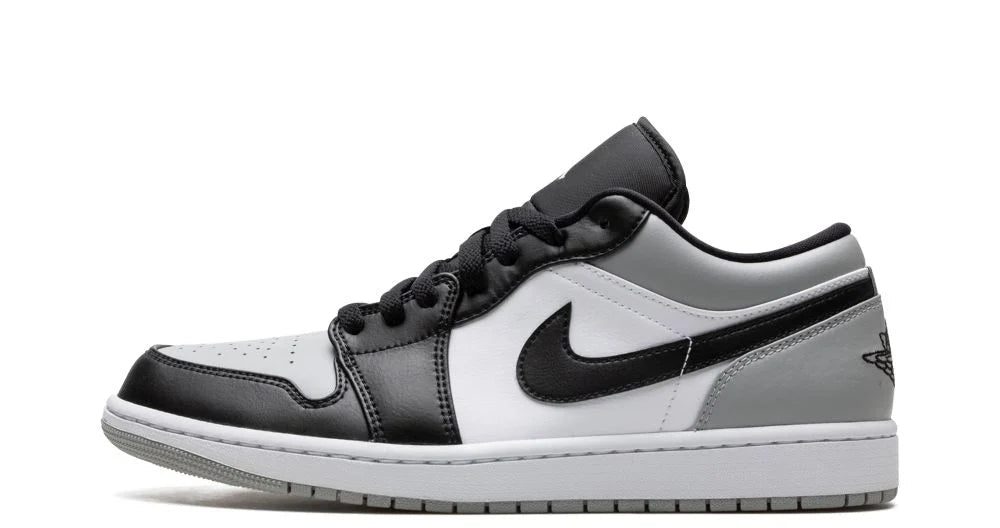 Air Jordan 1 Low “Shadow Toe” – oldalnézet, világosszürke felsőrész és fekete Swoosh