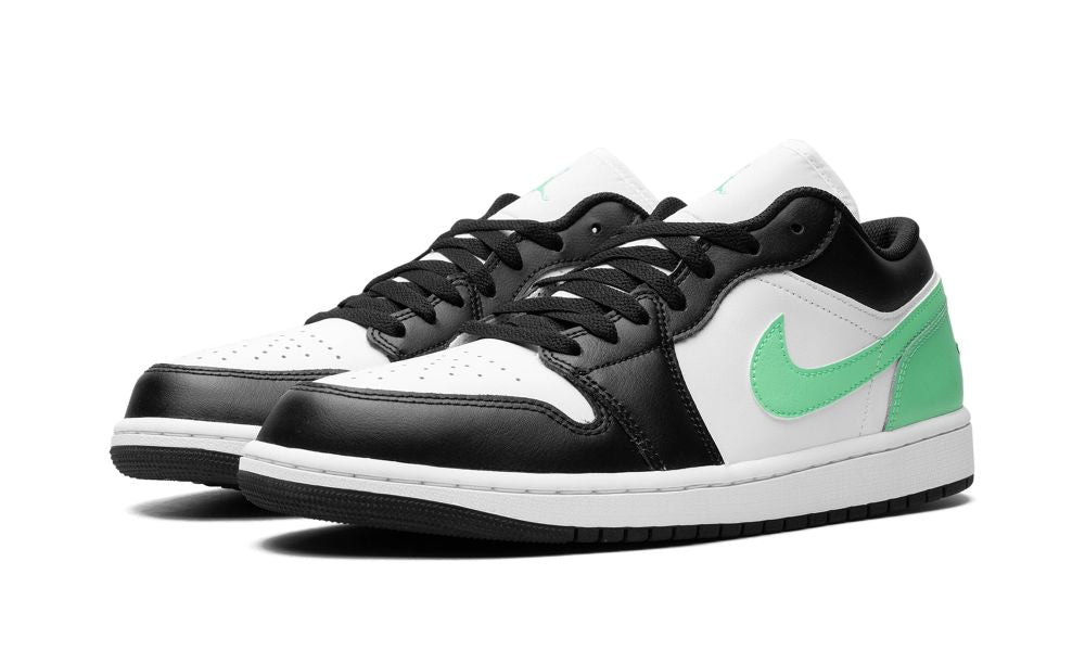 Jordan 1 Low Green Glow – elölnézet, perforált toe box és fűzőrész