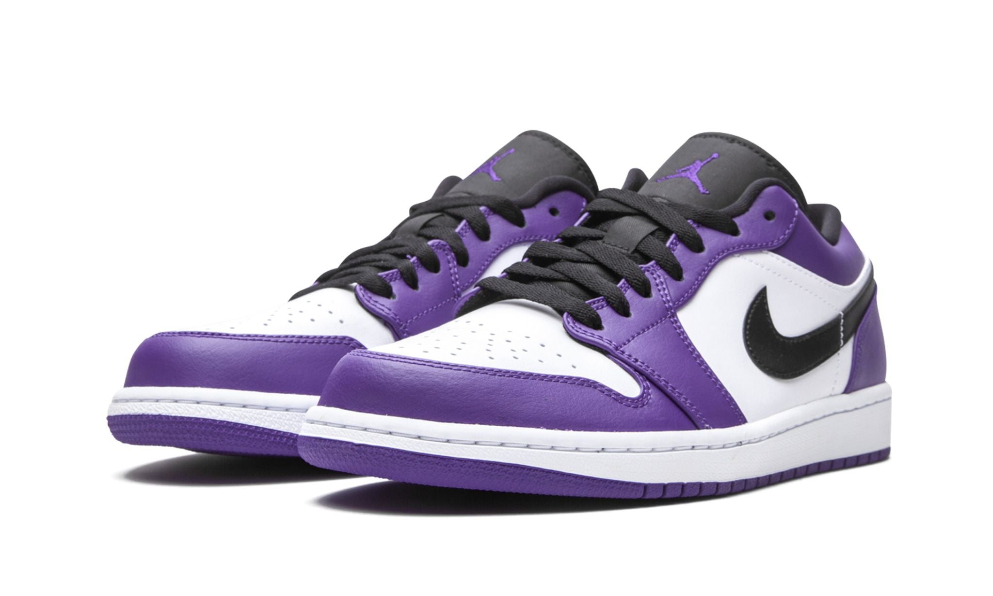 Jordan 1 Low Court Purple – elölnézet, perforált orr rész és színek
