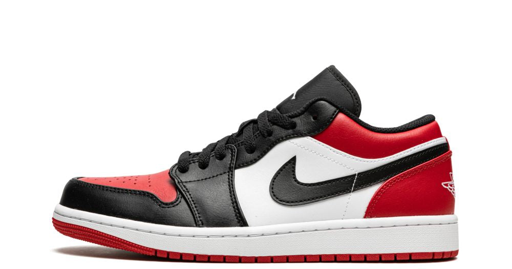 Air Jordan 1 Low “Bred Toe” – oldalnézet, fehér bőr alapszín és fekete overlay-ek
