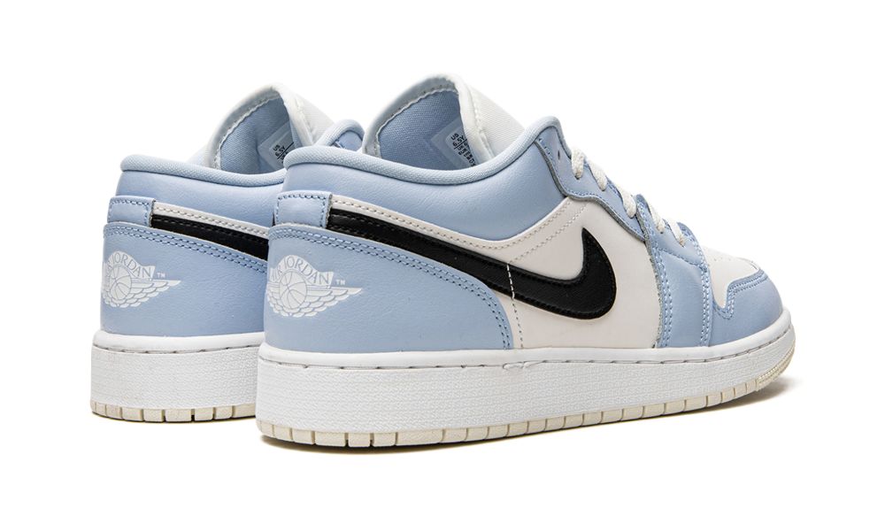 Air Jordan 1 Low Ice Blue/Black – hátulnézet, sarokrész és krém/kék kombináció