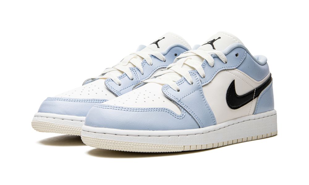 Air Jordan 1 Low Ice Blue/Black – elölnézet, perforált toebox és fekete Swoosh részlet