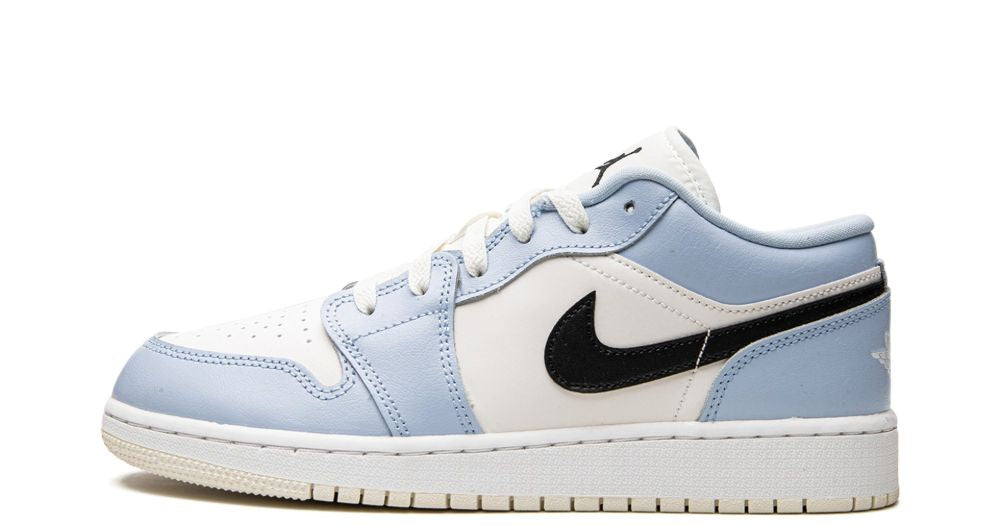 Air Jordan 1 Low Ice Blue/Black – oldalnézet, krém-fehér alap és jeges kék overlay