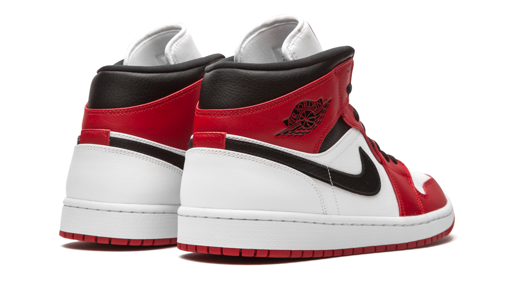Jordan 1 Mid Chicago – hátulnézet, sarok és Wings logó