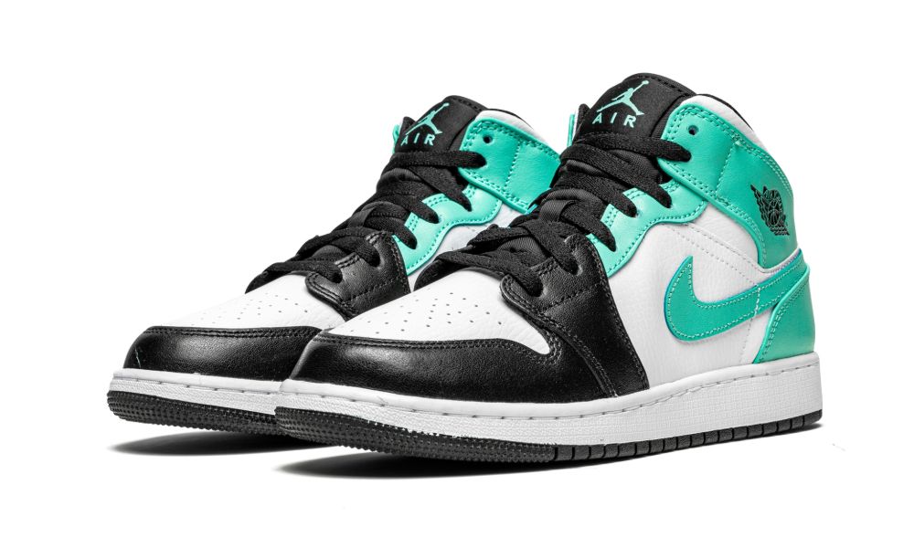 Air Jordan 1 Mid Tropical Twist Igloo – elölnézet, toe rész és fűzőpanel