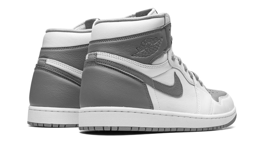 Air Jordan 1 Retro High OG “Stealth” – hátulnézet, sarokrész szürke panellel