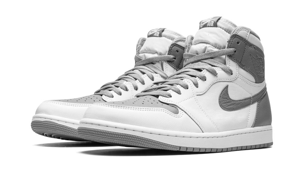 Air Jordan 1 Retro High OG “Stealth” – elölnézet, perforált toebox és semleges szürke részlet