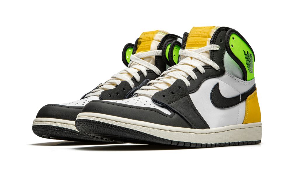 Air Jordan 1 Retro High OG “Volt Gold” – elölnézet, fehér orrpanel és fekete panelok