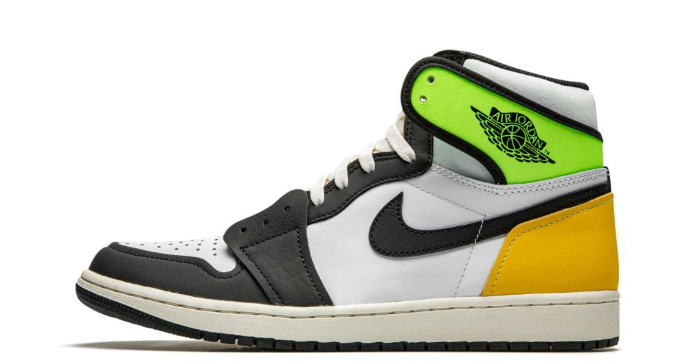 Air Jordan 1 Retro High OG “Volt Gold” – oldalnézet, fehér bőr és fekete ráhúzások, neon-sárga bokapánt