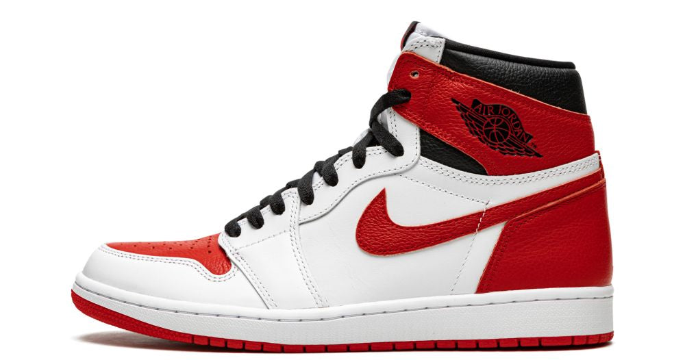 Air Jordan 1 Retro High OG “Heritage” – oldalnézet, fehér bőr és University Red Swoosh