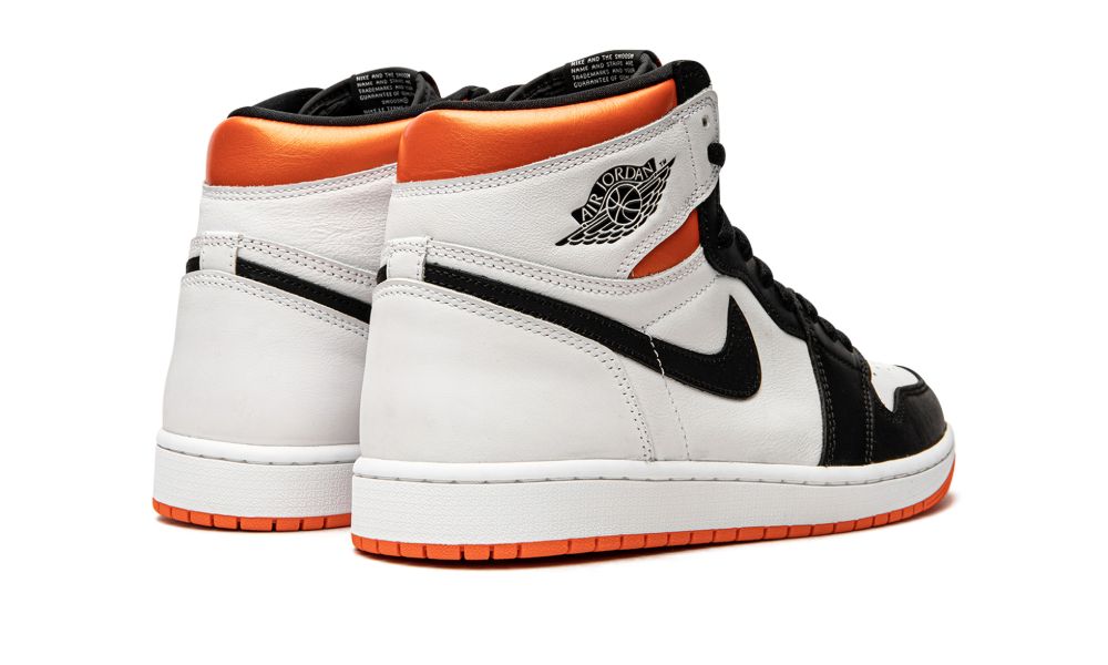 Air Jordan 1 Retro High OG “Electro Orange” – hátulnézet, boka-wrap és talp narancssárga részletekkel