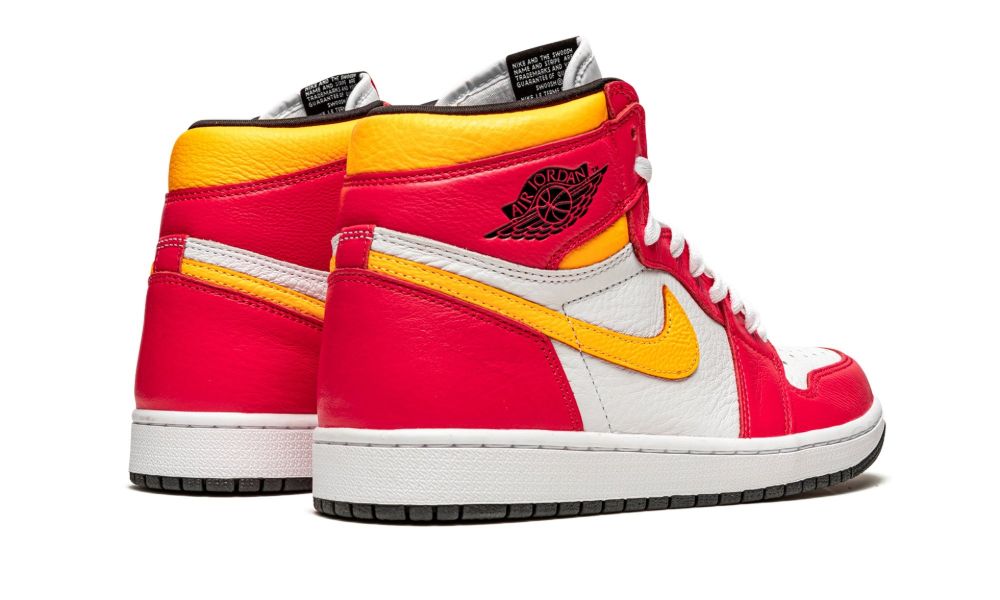 Air Jordan 1 High Light Fusion Red – hátulnézet, sarokrész és logó
