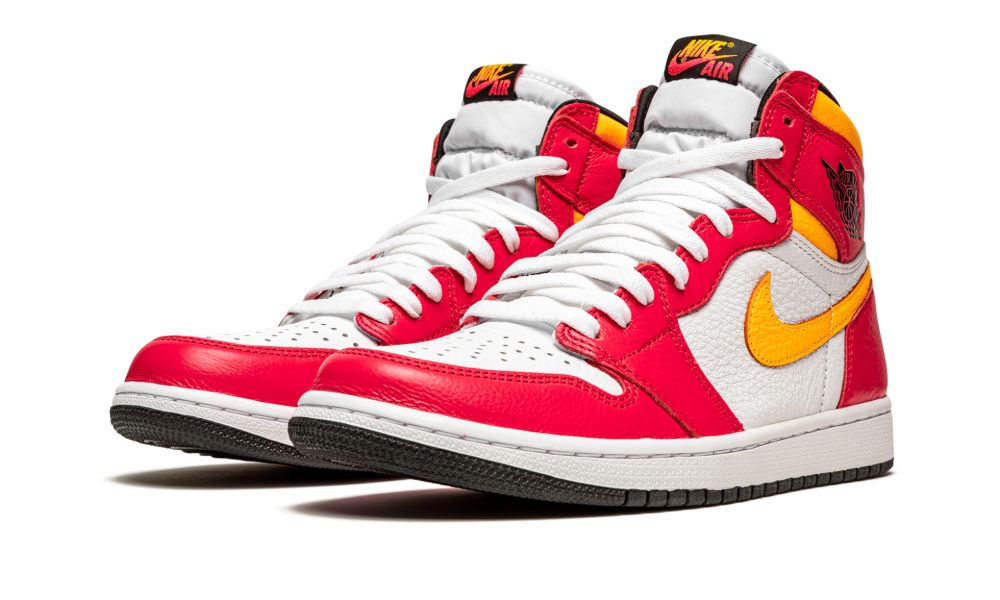 Air Jordan 1 High Light Fusion Red – elölnézet, toe rész és fűzőpanel