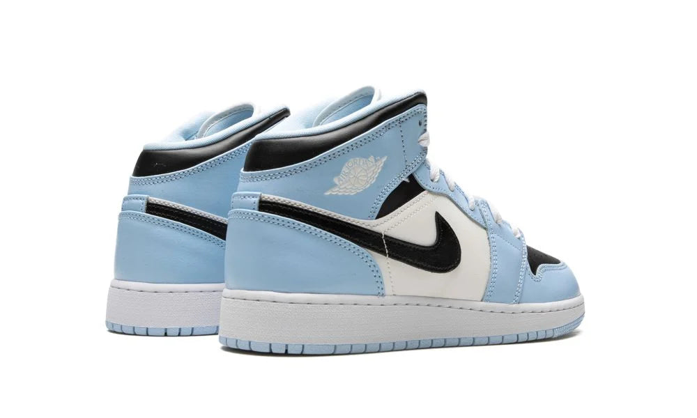 Air Jordan 1 Mid Ice Blue – hátulnézet, sarokrész és jeges kék panel