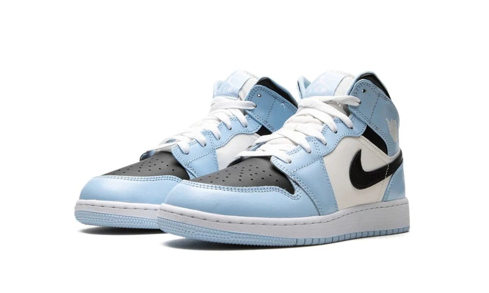 Air Jordan 1 Mid Ice Blue – elölnézet, perforált toebox és fekete részlet