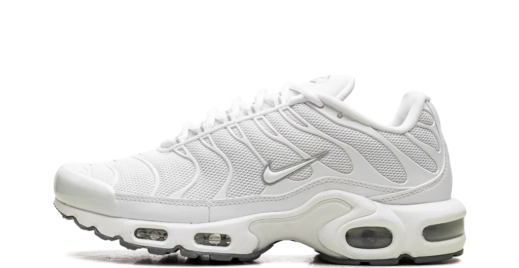 Nike Air Max Plus White – oldalnézet, fehér mesh és hullámvonalas TPU részletek.