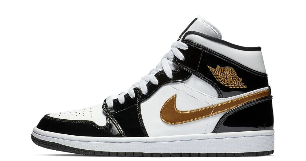 Air Jordan 1 Mid Patent “Black/White/Gold” – oldalnézet, lakkozott fekete ráhúzások és arany Swoosh