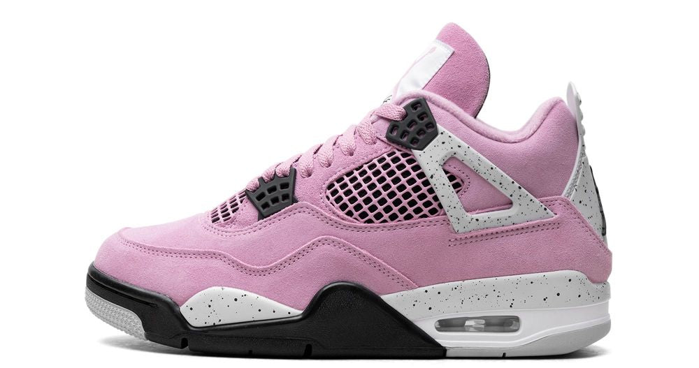 Air Jordan 4 Retro Orchid – oldalnézet, lilás nubuk és semleges kiegészítők