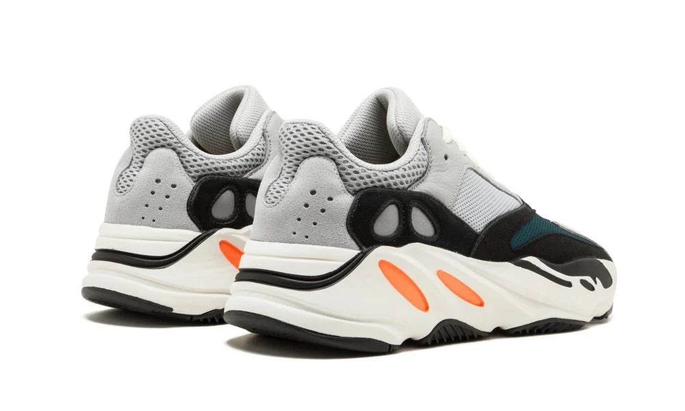 adidas Yeezy Boost 700 Wave Runner – hátulnézet, vastag Boost talp és kék részlet