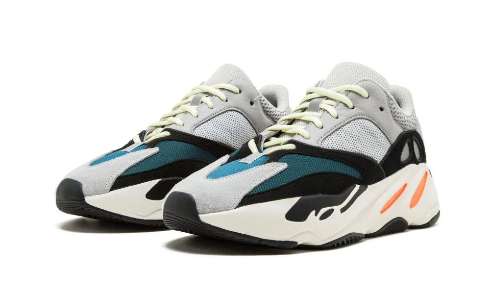 adidas Yeezy Boost 700 Wave Runner – elölnézet, neonzöld fűző és narancs részlet