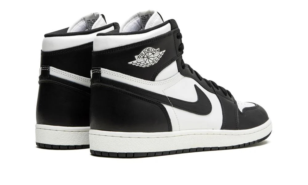 Air Jordan 1 Retro High 85 Black White – hátulnézet, fekete sarokrész és „Wings” logó