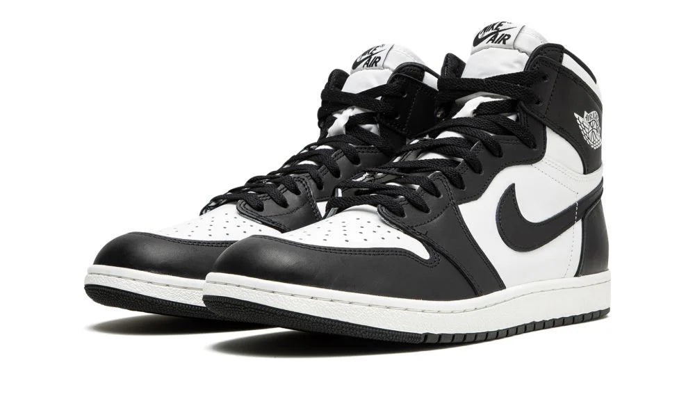 Air Jordan 1 Retro High 85 Black White – elölnézet, fehér alapszín és fekete Swoosh logó