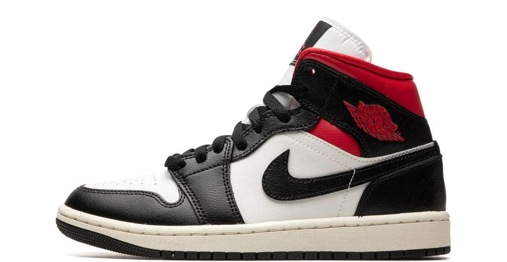 Air Jordan 1 Mid Gym Red Panda – oldalnézet, fehér alap és fekete overlay-ek