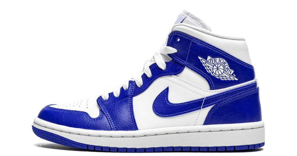 Air Jordan 1 Mid “Kentucky Blue” – oldalnézet, fehér bőr alap és élénk kék overlay-ek