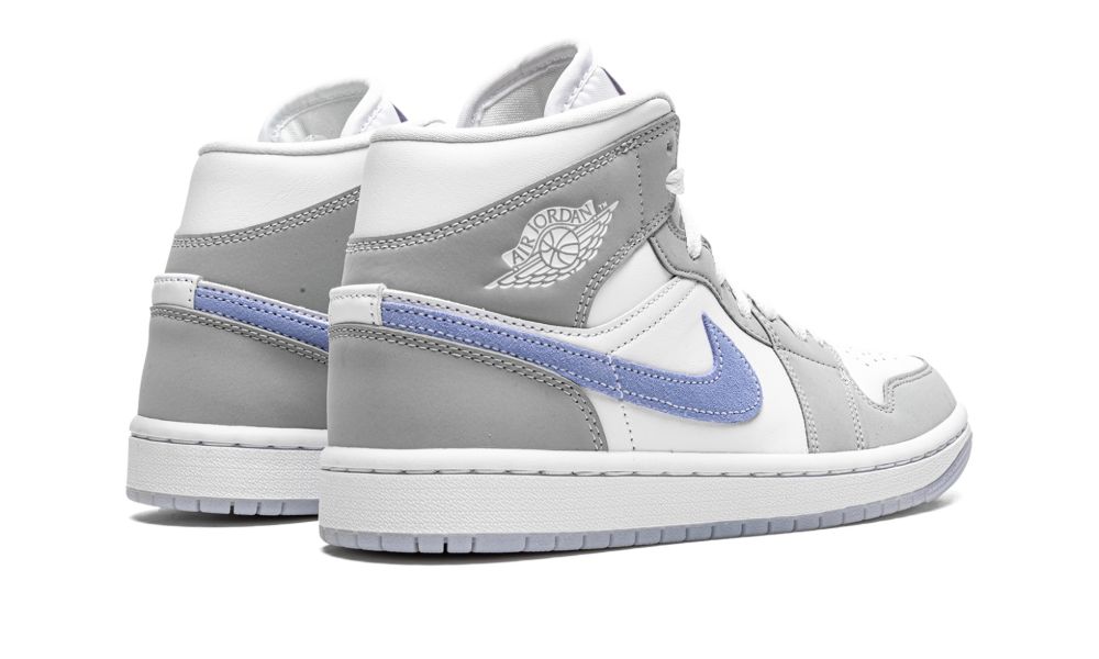 Air Jordan 1 Mid Wolf Grey Aluminum – hátulnézet, sarokrész és Wings logó