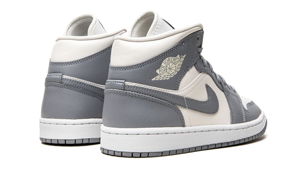 Air Jordan 1 Mid “Stealth” – hátulnézet, sarokrész és Sail/szürke kombináció