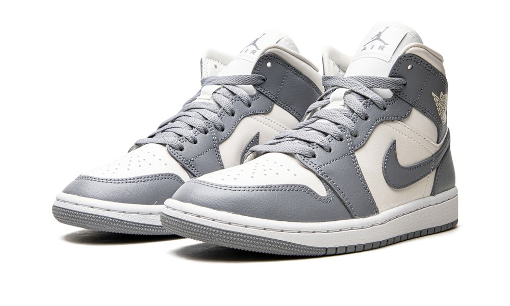Air Jordan 1 Mid “Stealth” – elölnézet, perforált toebox és szürke fűzőrészlet