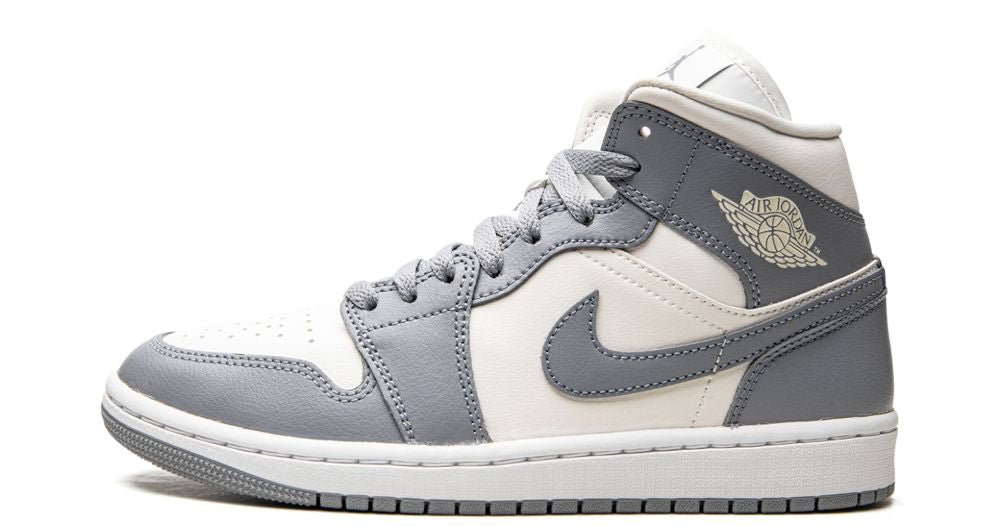 Air Jordan 1 Mid “Stealth” – oldalnézet, törtfehér bőr és szürke overlay