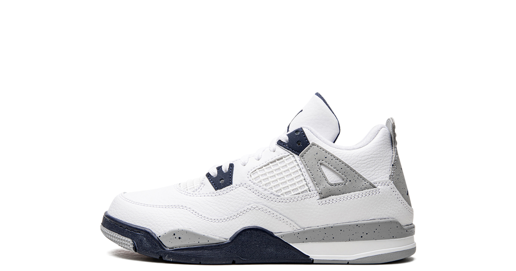 Jordan 4 Retro Midnight Navy – oldalnézet, fehér bőr felsőrész és navy kék kiemelések.