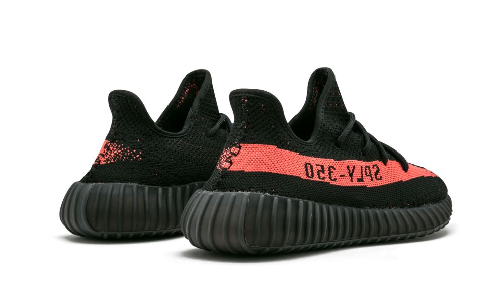 adidas Yeezy Boost 350 V2 Core Black/Red – hátulnézet, fekete talp és design részlet
