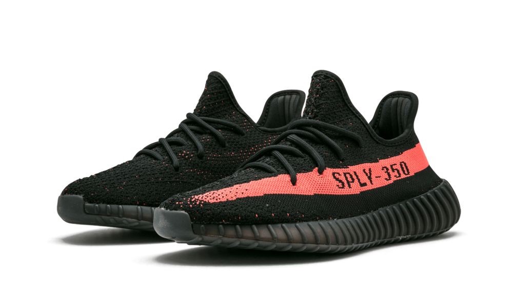 adidas Yeezy Boost 350 V2 Core Black/Red – elölnézet, fekete fekvő bőr textúra és piros szalag