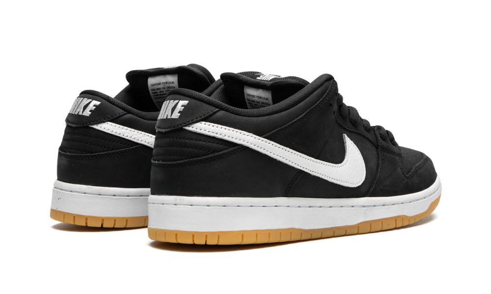 Nike SB Dunk Low Pro Black Gum – hátulnézet, fekete sarokrész és fehér Nike logó