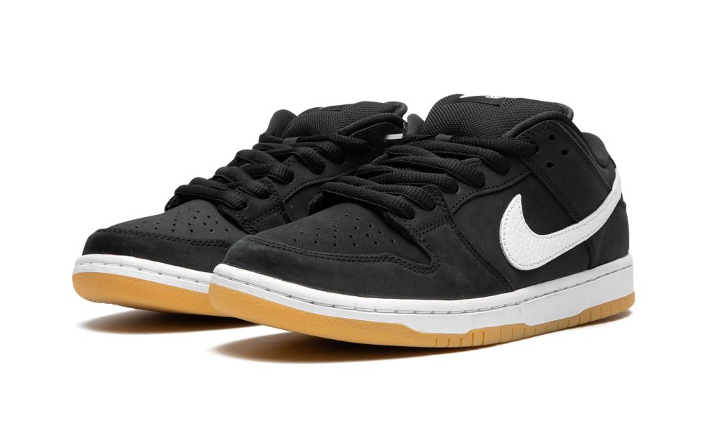 Nike SB Dunk Low Pro Black Gum – elölnézet, perforált toebox és fekete felsőrész