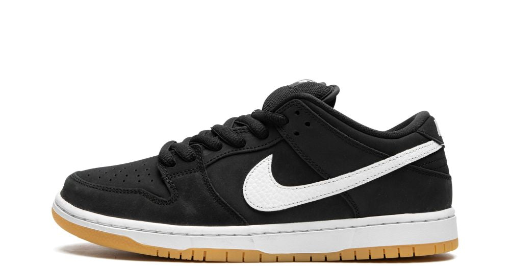 Nike SB Dunk Low Pro Black Gum – oldalnézet, fekete nubuk felsőrész és fehér Swoosh