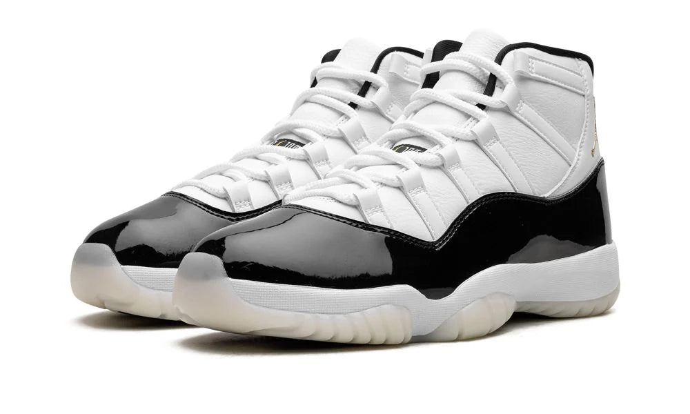 Air Jordan 11 Retro “Gratitude” – elölnézet, fehér felsőrész és arany Jumpman logó