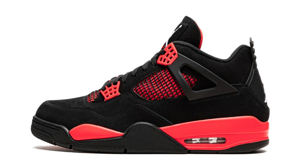 Air Jordan 4 Retro “Red Thunder” – oldalnézet, fekete nubuk és piros részletek