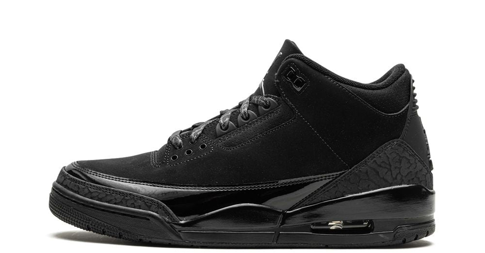 Jordan 3 Black Cat 2025 – oldalnézet, fekete nubuk és elefánt mintás overlay