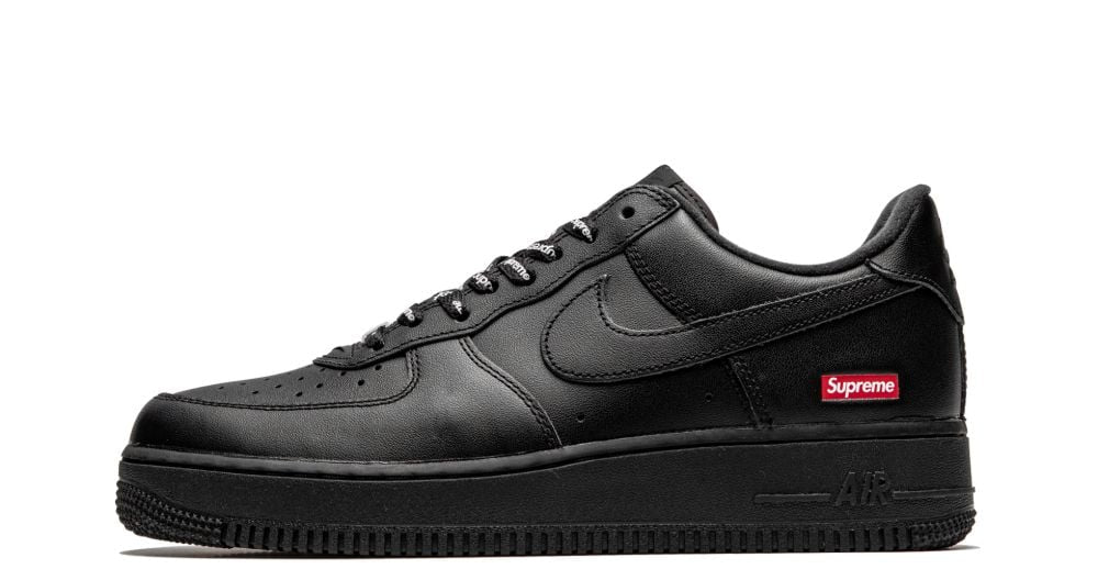 Nike Air Force 1 Low Supreme Black – oldalnézet, fekete bőr felsőrész és piros logó